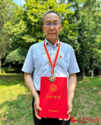 <b>杨斌、闻明、徐成东被授予“云岭表率”称号</b>